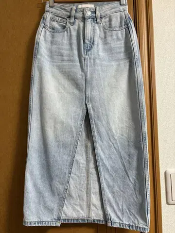 Calvin Klein Jeans W24 슬릿 데님 스커트