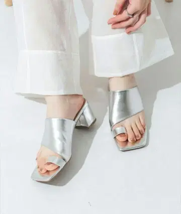 스퀘어 텅 5.3cm 힐 샌들