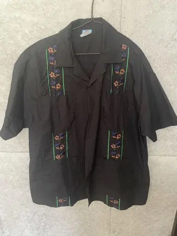 블랙 꽃무늬 자수 반팔 셔츠