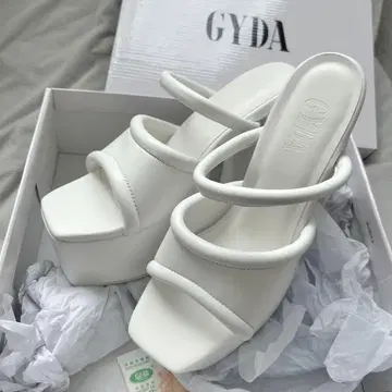 미사용 새상품 GYDA 세미 패딩 청키 샌들 화이트