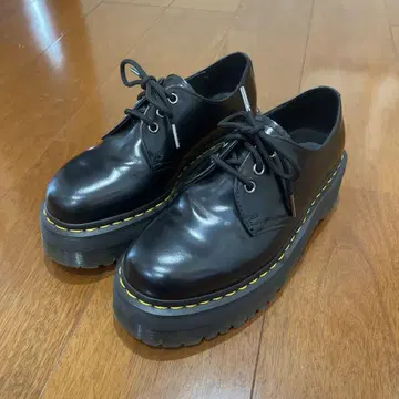 새상품급 Dr. Martens 3홀 통굽 블랙 가죽 부츠 UK8