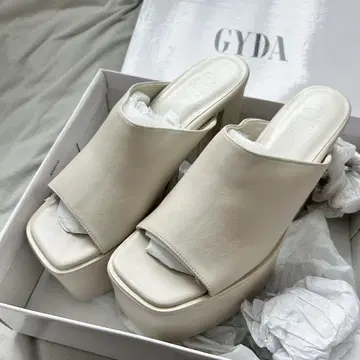 미사용 새상품 GYDA BASIC 청키 샌들 아이보리