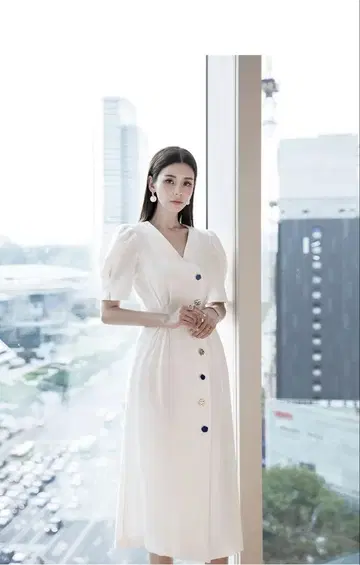 한국 DINT 버튼 포인트 원피스 화이트