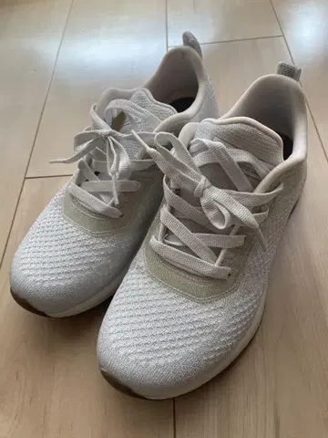 스케쳐스 메모리 폼 여성용 실버 22.5cm