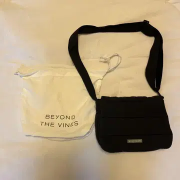BEYOND THE VINES 숄더백 블랙