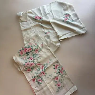 연한 녹색 복숭아색 꽃무늬 전통 예복 기모노 호몬기인 것 같습니다