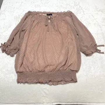 쥬에고 상의 도트 무늬 셔링 안감 부착 핑크 베이지