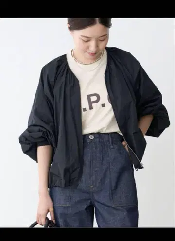 새상품급 이에나 V넥 타프타 숏 블루종 블랙