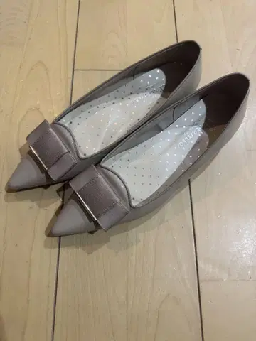 다이애나 베이지 스틸레토 슬립온 리본 포함 23.5
