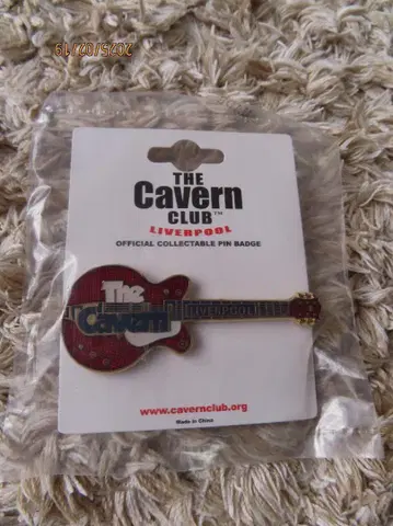 The Cavern Club 기타형 핀 배지
