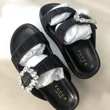 TOCCA 블랙 비쥬가 달린 샌들