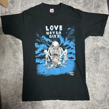 LOVE NEVER DIES 스컬 티셔츠 M 사이즈