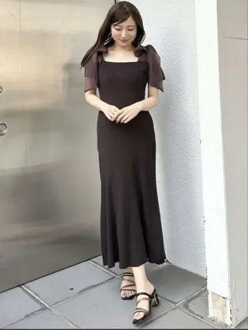 머큐리 듀오 다크 브라운 어깨 리본 니트 원피스