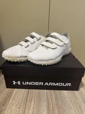 UNDER ARMOUR 야구 신발 화이트