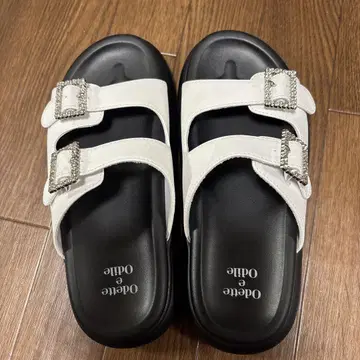 오데뜨 앤 오딜 비쥬 더블 벨트 샌들