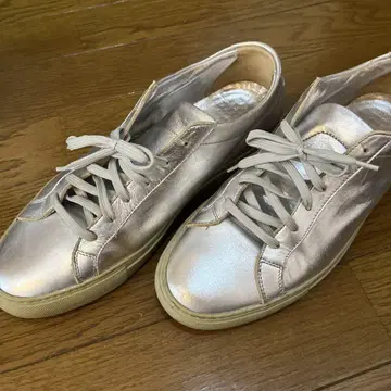 메탈릭 실버 스니커즈