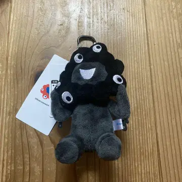 검정 미야쿠미야쿠 카라비너 포함 블랙 앉은 자세