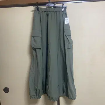 카키색 벌룬 실루엣 롱 스커트