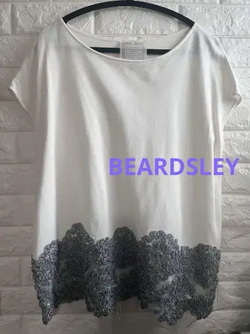 BEARDSLEY 슬리브리스 탑 화이트 밑단 레이스 튤