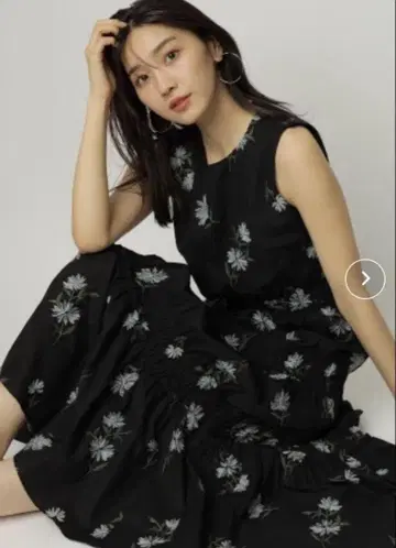 꽃무늬 자수 원피스 JUSGLITTY