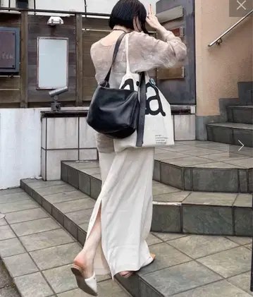 이에 파피요네 스와로 바닥 숄더백 [천연 가죽/경량]