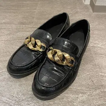 ZARA 블랙 크로커다일풍 로퍼 골드 체인 38