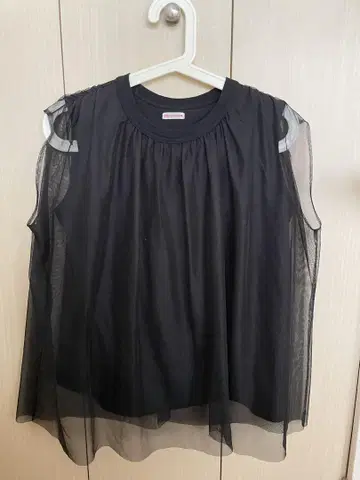 DRESSTERIOR 블랙 슬리브리스 상의