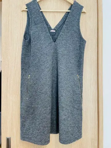DRESSTERIOR 그레이 니트 슬리브리스 원피스