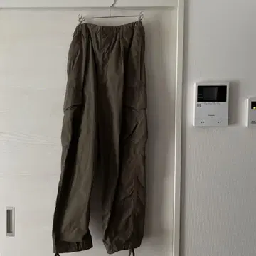 UNIQLO U 와이드 핏 파라슈트 카고 팬츠