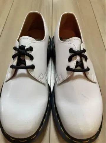 가격 인하! [미사용 새상품] 닥터마틴 3홀 화이트 23cm