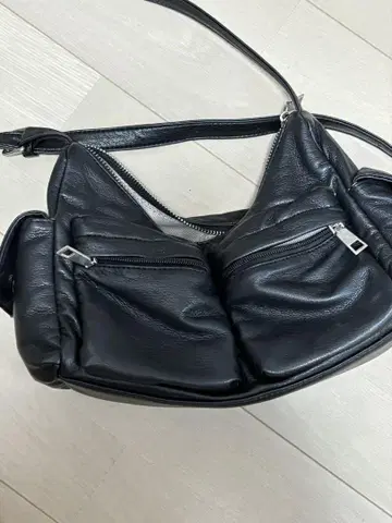 블랙 숄더백 2개 포켓 부착 nugu
