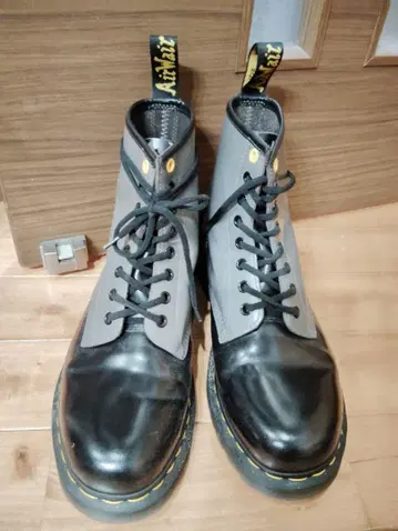 Dr. Martens 블랙/그레이 하이컷 부츠