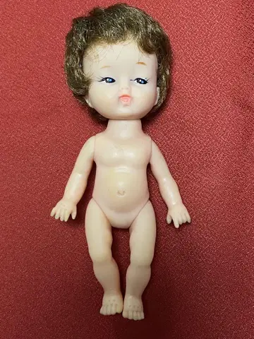 은은한 표정의 레트로 인형 16cm