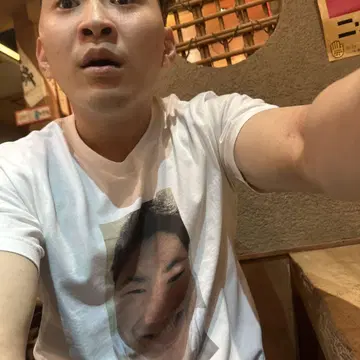 내 얼굴이 그려진 티셔츠