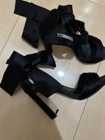 마놀로 블라닉 새틴 리본 샌들 블랙 37