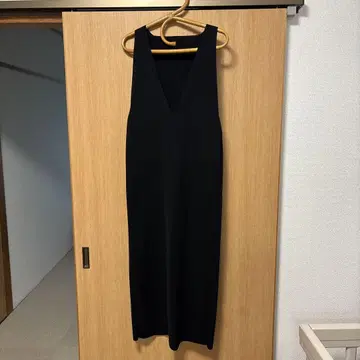 오라리 블랙 슬리브리스 니트 원피스