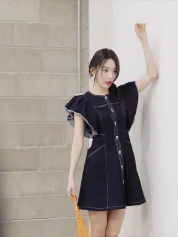 Lily brown 릴리 브라운 미야와키 사쿠라 콜라보 프릴 미니 원피스