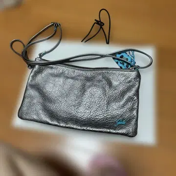 메탈릭 실버 파우치