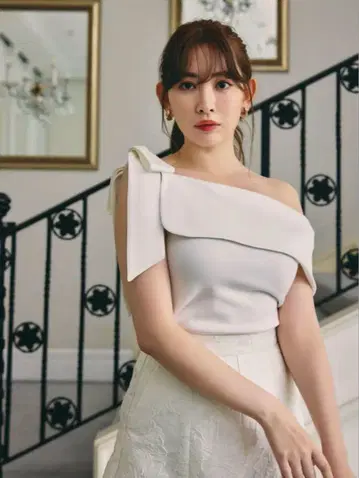 her lip to Asymmetric Ribbon Top S White