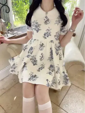 에블린 블루 꽃무늬 카라 부착 반팔 미니 원피스