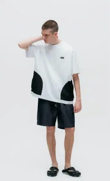 지퍼 포켓 부착 화이트 블랙 T셔츠