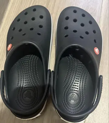 Crocs 블랙 크로그 샌들 W8