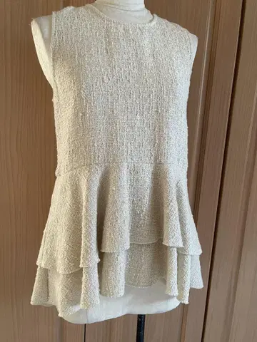[새상품급] ZARA 프릴 슬리브리스 상의 트위드 소재 크림색
