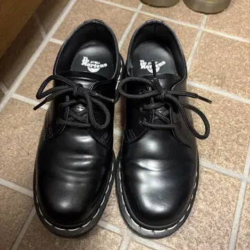 Dr.Martens 3홀 화이트 스티치