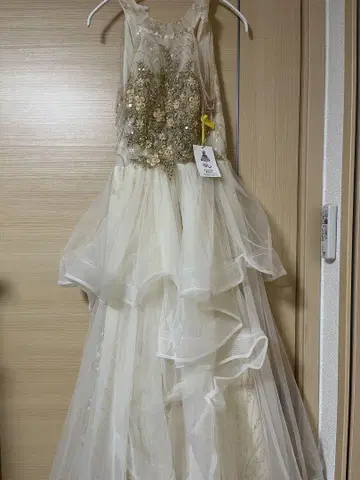 아이보리 프릴 웨딩 드레스