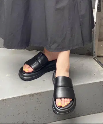 통굽 패딩 벨트 뮬