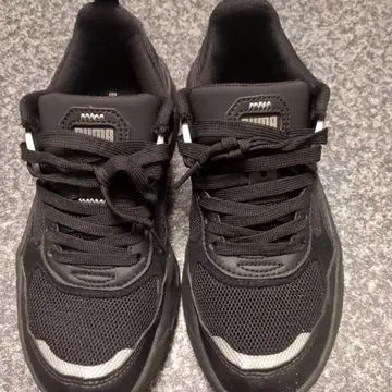 PUMA 블랙 스니커즈