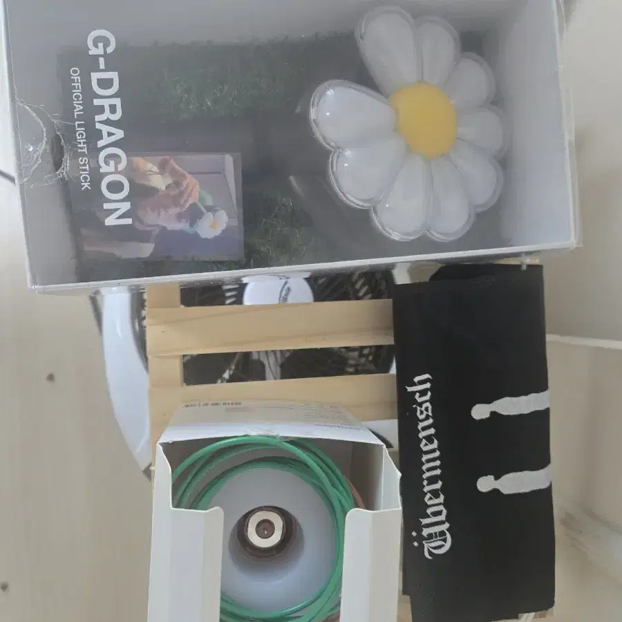 G-DRAGON | 지드래곤 G-dragon lightstick + cradle + pouch +