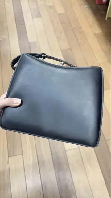 블랙 가죽 핸드백