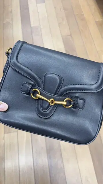 블랙 가죽 숄더백